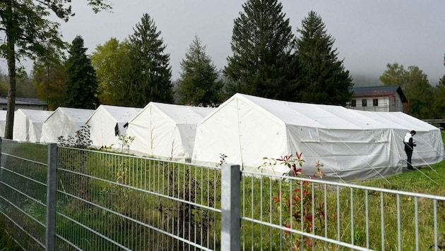 Zelte, wie in der EAST Thalham in Oberösterreich, sind auf längere Sicht keine geeignete Lösung. Doch feste Quartiere zu finden, ist nicht einfach. (Bild: APA/BARBARA GINDL)