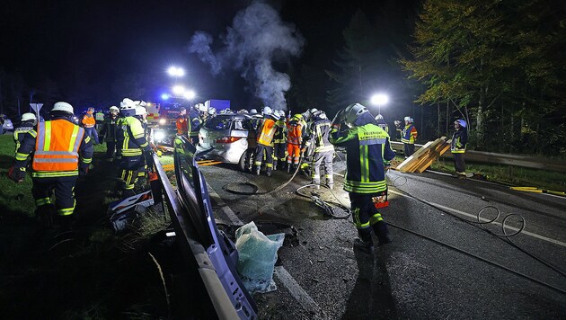 Die Pinzgauerin musste aus dem total zerstörten Auto gerettet und anschließend nach Traunstein geflogen werden. (Bild: Markus Leitner / BRK BGL)