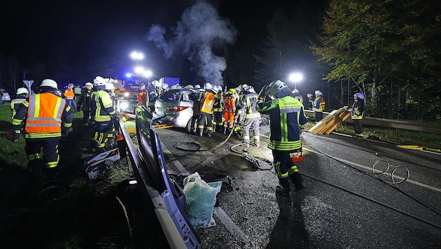 Die Pinzgauerin musste aus dem total zerstörten Auto gerettet und anschließend nach Traunstein geflogen werden. (Bild: Markus Leitner / BRK BGL)