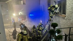 Die Feuerwehr konnte ein Übergreifen der Flammen auf die oberen bewohnten Geschoße verhindern. (Bild: zeitungsfoto.at)