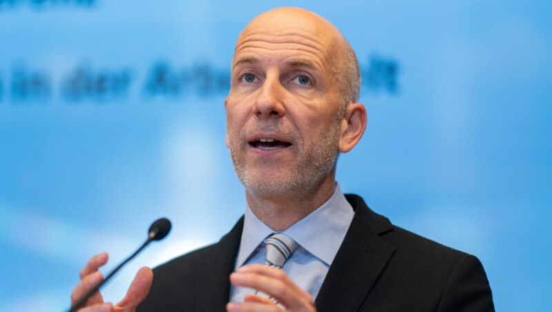 Arbeitsminister Martin Kocher (ÖVP) hat seinen Vorschlag, Sozialleistungen bei Teilzeitarbeit zu kürzen, relativiert. Mütter mit Betreuungspflichten seien natürlich tabu, (Bild: APA/Georg Hochmuth)