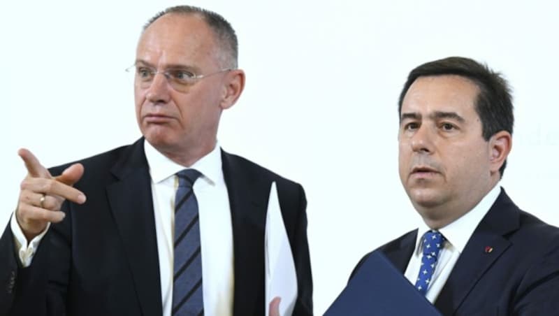 Griechenlands Migrationsminister Notis Mitarakis (re.) und Innenminister Gerhard Karner bei einer Pressekonferenz am Dienstag (Bild: APA/ROBERT JAEGER)
