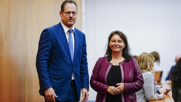 WKÖ-Handelsobmann Rainer Trefelik und Gewerkschafts-Verhandlerin Helga Fichtinger (Bild: APA/EVA MANHART)