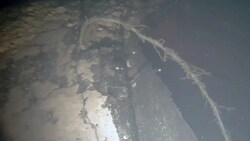 Teile der Röhre liegen unter Betonteilen, 50 Meter der Leitung sind zerstört. (Bild: Screenshot twitter.com/Expressen)