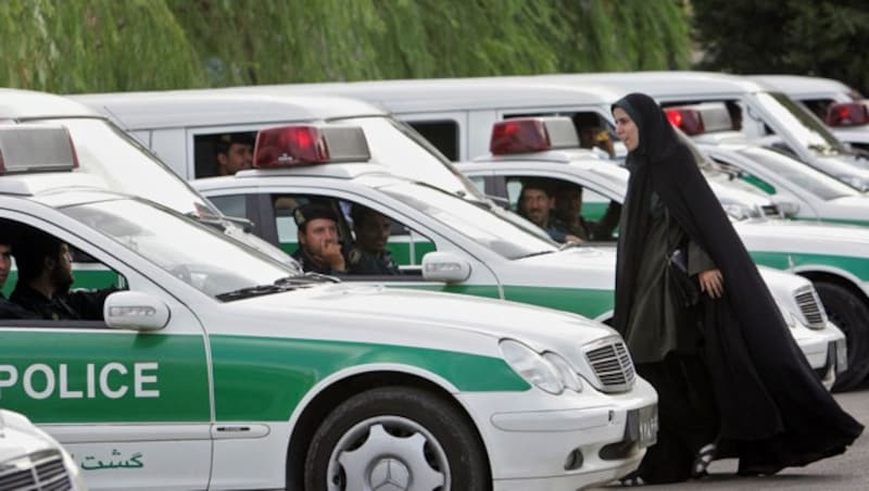 Archivfoto: Eine Vertreterin der Sittenpolizei und ihre Kollegen bereiten einen Einsatz zur Durchsetzung der strengen Kleidungsvorschriften vor. (Bild: APA/AFP/Behrouz MEHRI)