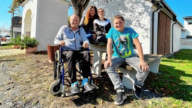 Helmut Trimal mit seiner Lebensgefährtin Tanja und den beiden gemeinsamen Kindern Lea und Jan: „Jeder Tag ist ein Geschenk!“, sagt er. (Bild: Petra Klikovits)