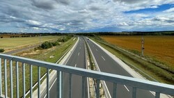 Die Polizisten verfolgten das Schlepper-Fahrzeug von der ungarischen M-85-Autobahn bis ins Burgenland. (Bild: Christian Schulter)