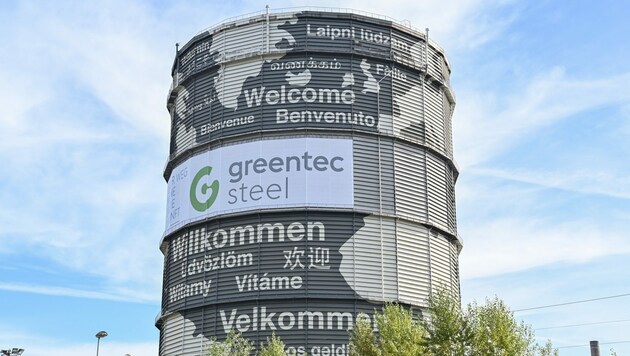Am Gasometer bei der Einfahrt auf das Werksareal trägt der Stahlkonzern seine grünen Pläne nun nach außen. (Bild: Harald Dostal)