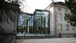 Das moderne Glas-Foyer bildet einen Kontrast zwischen den 100-jährigen Gebäuden der Stiftung. (Bild: Tröster Andreas)