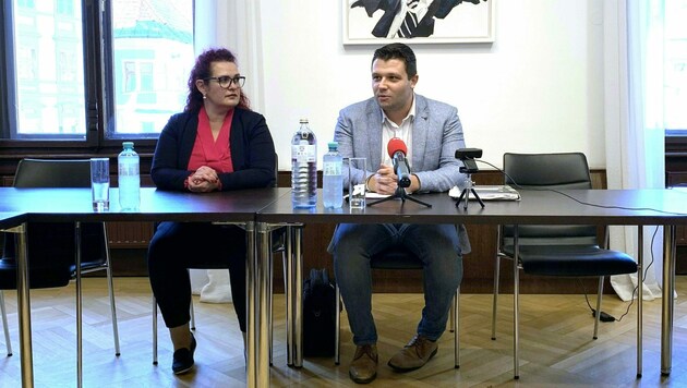 Klubobmann Alexis Pascuttini (FPÖ Graz) und Stadträtin Claudia Schönbacher im Rahmen seiner Stellungnahme nach dem Parteiausschluss am Dienstag in Graz (Bild: APA/INGRID KORNBERGER)