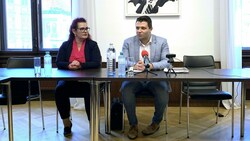 Klubobmann Alexis Pascuttini (FPÖ Graz) und Stadträtin Claudia Schönbacher im Rahmen seiner Stellungnahme nach dem Parteiausschluss am Dienstag in Graz (Bild: APA/INGRID KORNBERGER)