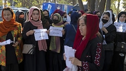 Protestierende Frauen vor der Universität in Kabul (Bild: AFP)
