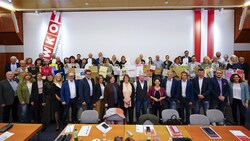 Gruppenfoto der Verhandler anlässlich des Starts der KV-Verhandlungen im Handel am Dienstag in Wien (Bild: APA/Eva Manhart)