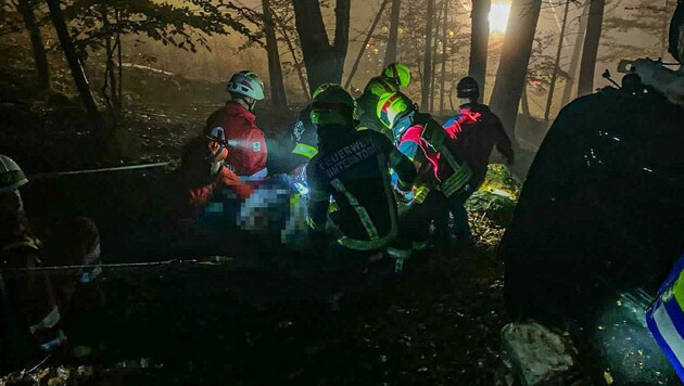 Ein Verletzter wurde in Hinterstoder in der Nacht über die steile Wand geborgen. (Bild: FF Hinterstoder)