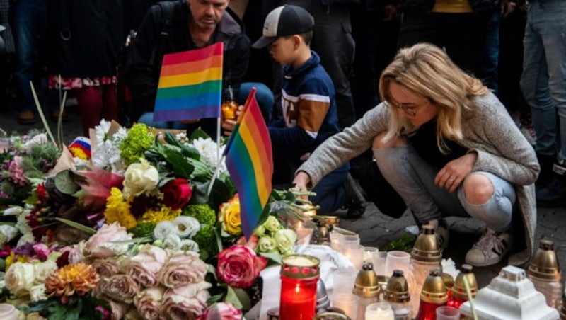 Trauernde legen Kerzen und Blumen an einer behelfsmäßigen Gedenkstätte in der Innenstadt von Bratislava ab. (Bild: APA/AFP/VLADIMIR SIMICEK)