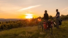 Gemütlich in den Sonnenuntergang radeln, rasant mit Mountaincarts bergab düsen, entspannen in der Therme (Bild: Franziska Consolati)