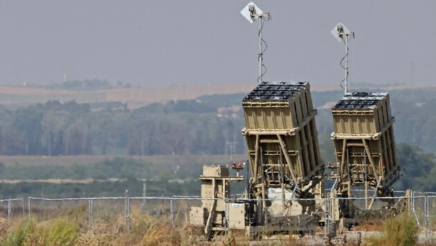 Two batteries of the Israeli "Iron Dome" missile defense system (Bild: APA/AFP/Jack Guez)