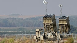 Zwei Batterien des israelischen Raketenabwehrsystems „Iron Dome“ (Bild: APA/AFP/Jack Guez)