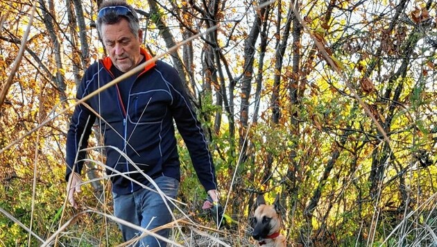 Grasl und „Nala“ fanden den Tresor im Windschutzgürtel. (Bild: Christian schulter)