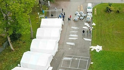 Neu errichtete Zelte für die Unterbringung von Flüchtlingen in Thalham (OÖ) (Bild: APA/DANIEL SCHARINGER)