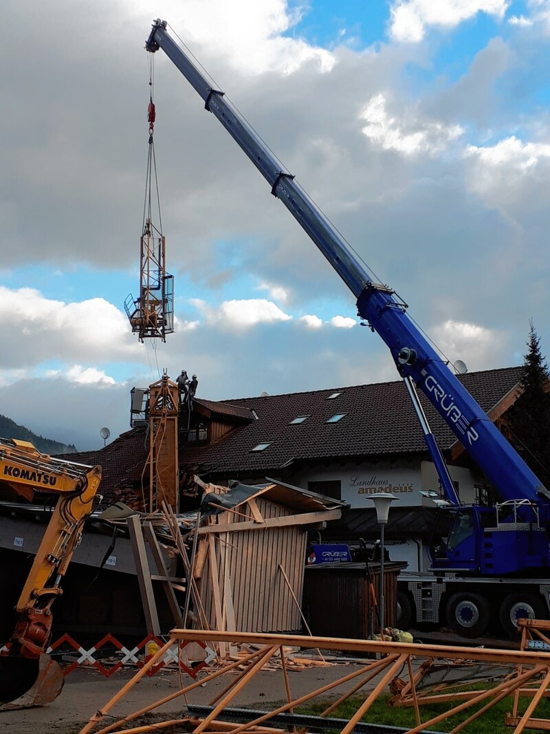 Mittwoch früh begann die Baufirma mit der Bergung des Krans. (Bild: Karl Peitler)