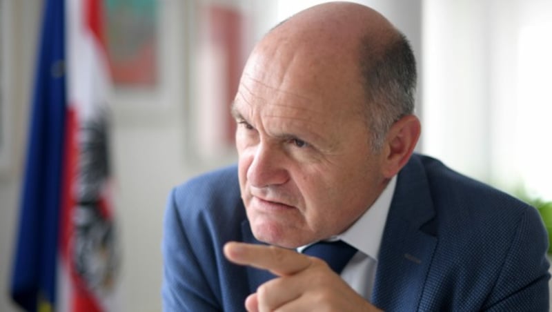 Nationalratspräsident Wolfgang Sobotka (ÖVP) kontert den Aussagen von Thomas Schmid (Bild: APA/ROLAND SCHLAGER)