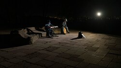 Straßenmusiker spielen auf einem Platz ohne elektrisches Licht in Kiew. (Bild: AP Photo/Emilio Morenatti)