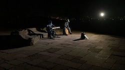 Straßenmusiker spielen auf einem Platz ohne elektrisches Licht in Kiew. (Bild: AP Photo/Emilio Morenatti)