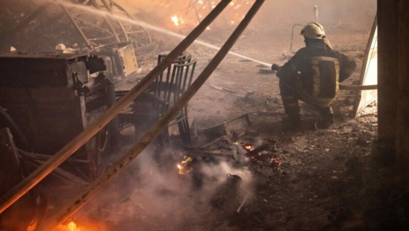 Ein Feuerwehrmann bei Löscharbeiten nach einem russischen Angriff in Kiev. (Bild: FADEL SENNA / AFP)