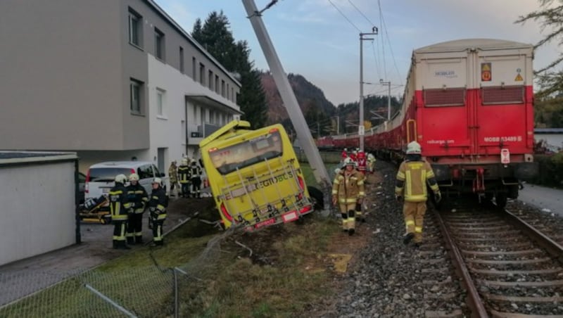 Güterzug kollidierte mit Linienbus (Bild: zeitungsfoto.at/Liebl Daniel)