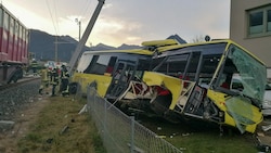 Der Güterzug kollidierte in Tirol mit einem Schulbus. (Bild: zeitungsfoto.at/Liebl Daniel, Krone KREATIV)