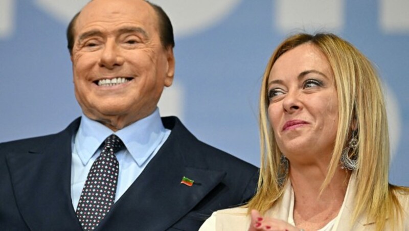 Was bedeuten die Aussagen Berlusconis im Hinblick auf seine Regierungsbeteiligung unter einer möglichen Regierungschefin Meloni? (Bild: APA/AFP/Alberto PIZZOLI)