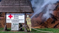 Verletzt wurde bei dem Brand in Groß Strömkendorf niemand. (Bild: APA/Deutsche Presse-Agentur GmbH/Jens Büttner)