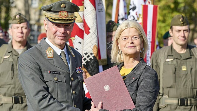 Feierliche Angelobung von Rudolf Striedinger durch Verteidigungsministerin Klaudia Tanner (Bild: APA/KLAUS TITZER)