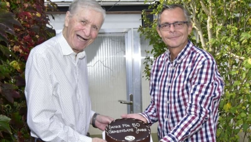 Der Grazer Franz Cerny, „Steirerkrone“-Abonnent der ersten Stunde, bekam für seine Treue von Redakteur Michael Jakl eine Sachertorte überreicht. (Bild: Heintz Richard)