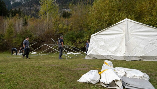 Die 17 Zelte in St. Georgen im Attergau werden abgebaut (Bild: Liebl Daniel/zeitungsfoto.at)