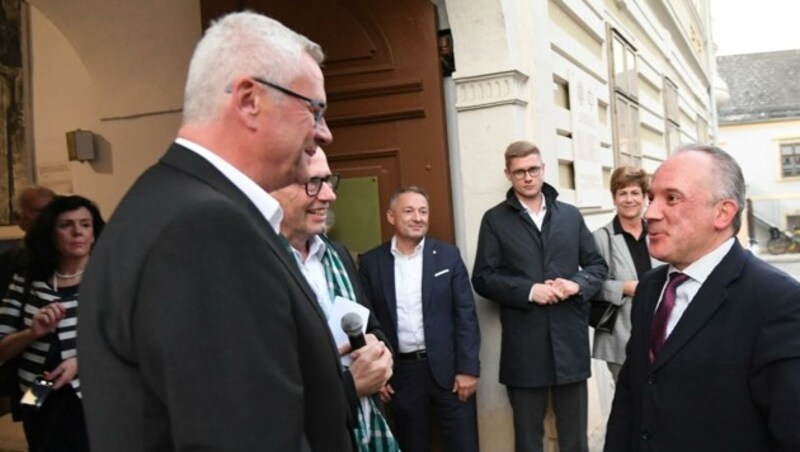 Botschafter Rodgold (re.) im Gespräch mit Stadtchef Thomas Steiner (links) und Museumsdirektor Johannes Reiss (zweiter von links). (Bild: P. Huber)