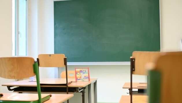 Verwaist sind die Klassenzimmer zwar nicht, aber an vielen Schulen in Oberösterreich ist das Lehrpersonal derzeit ausgedünnt. (Bild: Scharinger Daniel)
