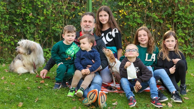 ASK-St.-Valentin-Sportchef Harald Guselbauer bei einem Heimspiel mit seinen Enkelkindern sowie den aus Griechenland geretteten Hunden Bobby (l.) und Lotti. (Bild: Hannes Draxler, Ing.)