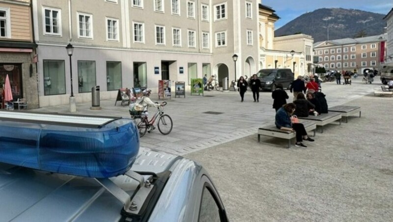 Gegen 14.40 Uhr betrat der unbekannte Täter die Hypo-Filiale am Residenzplatz mit einer Waffe. (Bild: Markus Tschepp)