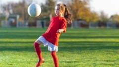 Fußball erfreut sich bei Mädchen immer größerer Beliebtheit. Eine Zwölfjährige wurde genau deswegen attackiert (Symboldbild). (Bild: stock.adobe.com)