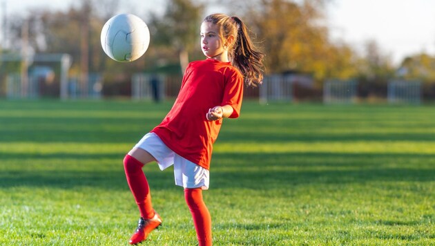Fußball erfreut sich bei Mädchen immer größerer Beliebtheit. Eine Zwölfjährige wurde genau deswegen attackiert (Symboldbild). (Bild: stock.adobe.com)