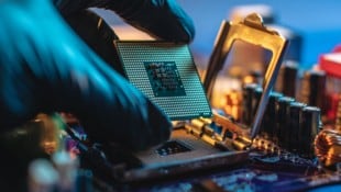 Halbleiterbauteile bzw. Mikrochips sind unverzichtbare Komponenten moderner Technologien. (Bild: stock.adobe.com)