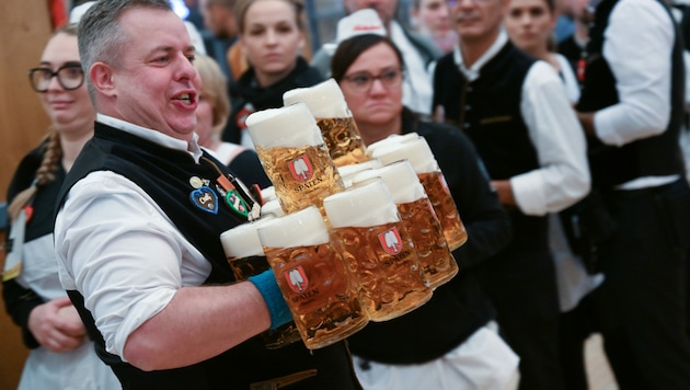 Teuer, aber nicht immer gut gefüllt sind die Maßkrüge auf dem Münchner Traditionsfest. (Bild: APA/dpa/Sven Hoppe)