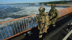 Russische Soldaten vor dem Wasserkraftwerk Kachowka in der Region Cherson (Bild: AFP)