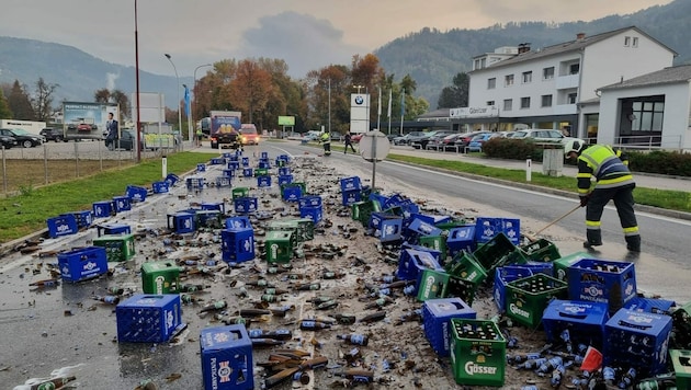 Die beschädigten Bierkisten sorgten Freitagfrüh für eine Behinderung des Verkehrs. (Bild: FF Wolfsberg )