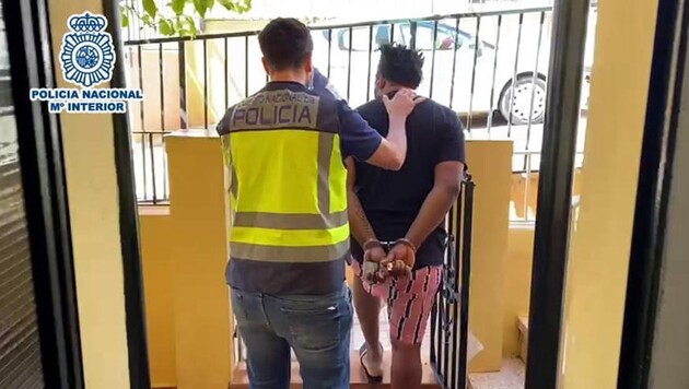 Die spanischen Behörden haben Bilder der Verhaftung veröffentlicht: Der 27-jährige Kopf der Gruppe stammt aus Nigeria. (Bild: Policia Nacional)