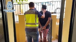 Die spanischen Behörden haben Bilder der Verhaftung veröffentlicht: Der 27-jährige Kopf der Gruppe stammt aus Nigeria. (Bild: Policia Nacional)
