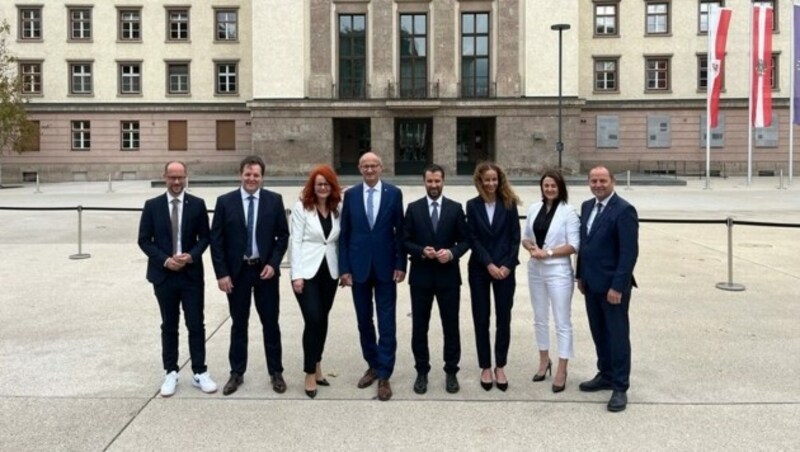 Die neue Landesregierung: Mario Gerber, René Zumtobel, Cornelia Hagele, Anton Mattle, Georg Dornauer, Eva Pawlata, Astrid Mair und Josef Geisler (von links). (Bild: Philipp Neuner)