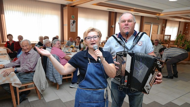 Monika Gmasz ist Wirtin, Sängerin und Herausgeberin der „Wiazhauszeitung“ - wohl einmalig in Österreich. Hier singt sie mit Musiker und Humorist Reinhard Kaiser für ihre Gäste. (Bild: Judt Reinhard)